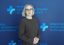 Lek. Celina Czerwińska na tle ścianki z logo Szpitala.