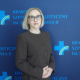 Lek. Celina Czerwińska na tle ścianki z logo Szpitala.