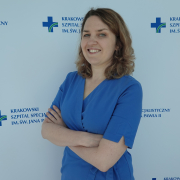 lek. Karolina Jaworska w medycznym ubraniu na białym tle
