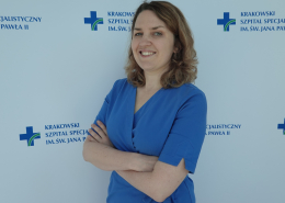 lek. Karolina Jaworska w medycznym ubraniu na białym tle