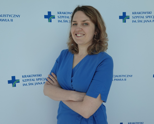lek. Karolina Jaworska w medycznym ubraniu na białym tle