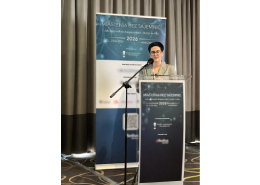 Dr Agnieszka Kułaga podczas wygłaszania wykładu.