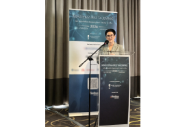 Dr Agnieszka Kułaga podczas wygłaszania wykładu.