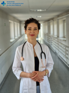 Dr n. med. Anna Rzucidło-Hymczak na korytarzu szpitalnym.