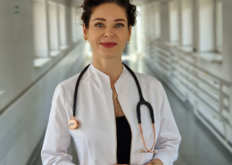 Dr n. med. Anna Rzucidło-Hymczak na korytarzu szpitalnym.
