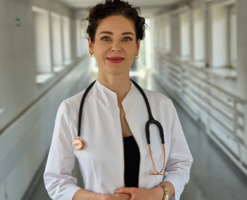 Dr n. med. Anna Rzucidło-Hymczak na korytarzu szpitalnym.