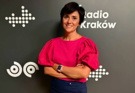 Dr Anna Wasielewska na tle ścianki z logotypami Radia Kraków.