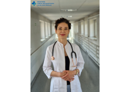 Dr Anna Rzucidło-Hymczak na szpitalnym korytarzu.