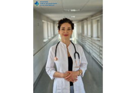 Dr Anna Rzucidło-Hymczak na szpitalnym korytarzu.