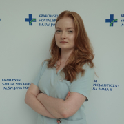 lek. Maria Cybulska w medycznym ubraniu na białym tle