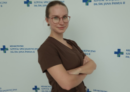 lek. Maria Mrowicka w medycznym ubraniu na białym tle