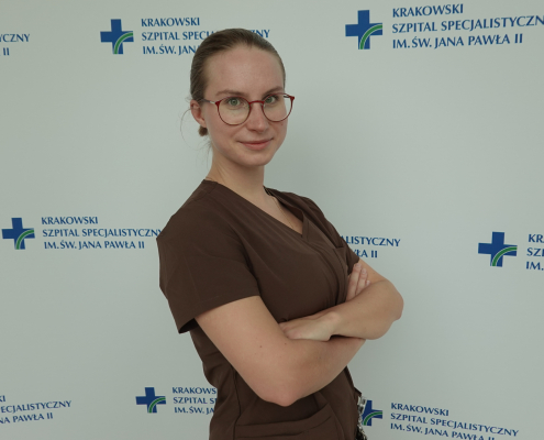 lek. Maria Mrowicka w medycznym ubraniu na białym tle