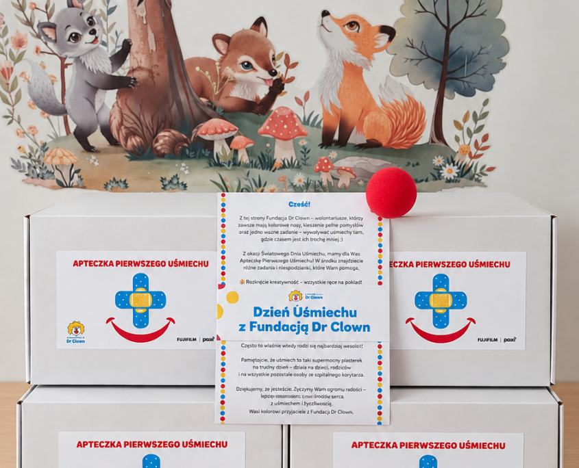 Kartonowe pudełka na tle naklejek ze zwierzętami.