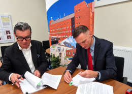 Podpisanie umowy od lewej Cezary Kozanecki, mgr inż. Adrian Żak.