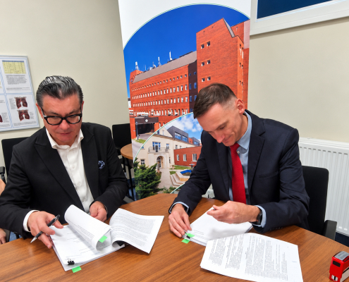 Podpisanie umowy od lewej Cezary Kozanecki, mgr inż. Adrian Żak.